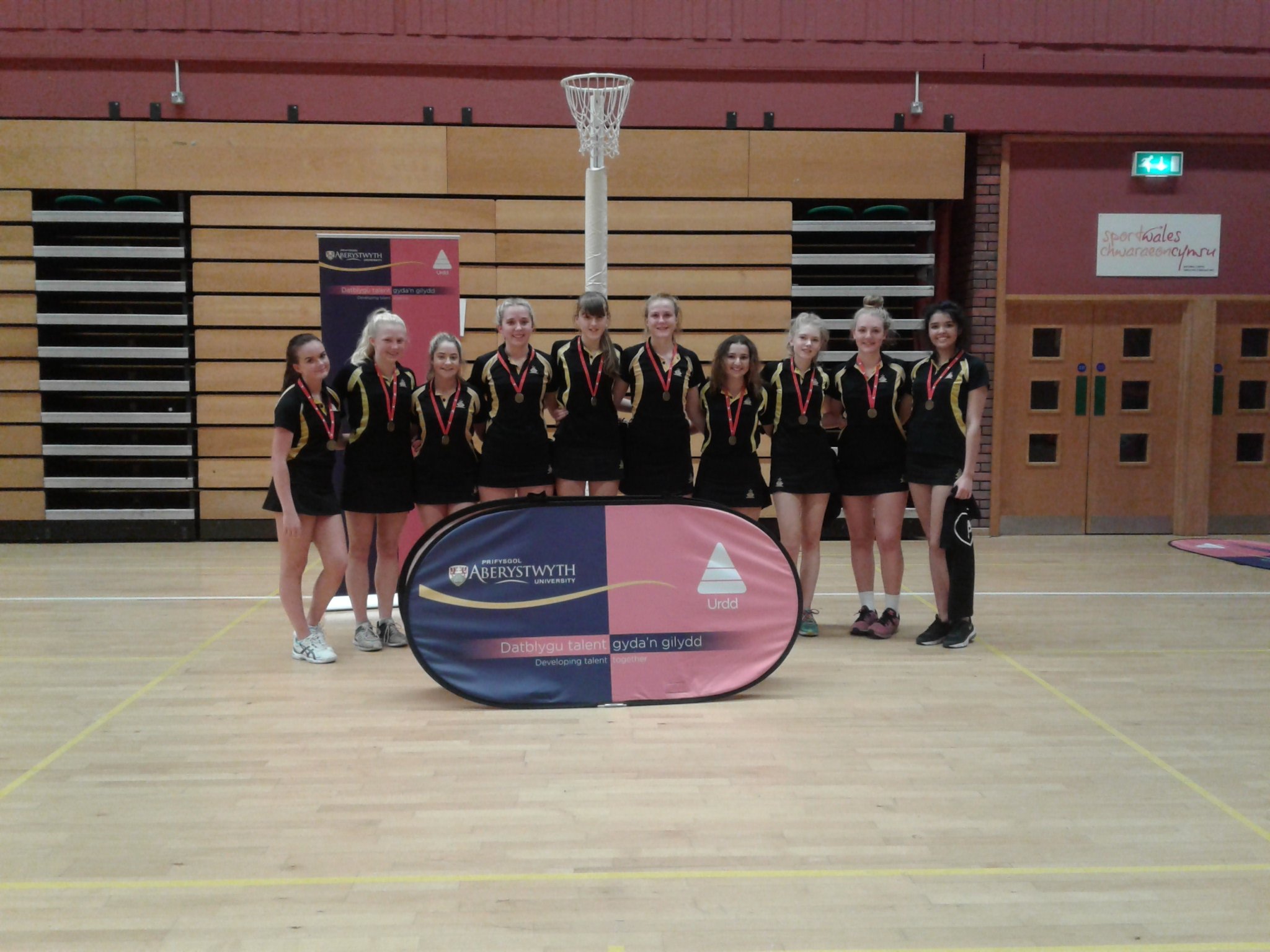 Ysgol Eglwys Gadeiriol Llandaf a Haberdashers' Monmouth School for Girls oedd yn rownd derfynol Bl.11-13 gyda Ysgol Eglwys Gadeiriol Llandaf yn cipio'r dlws.