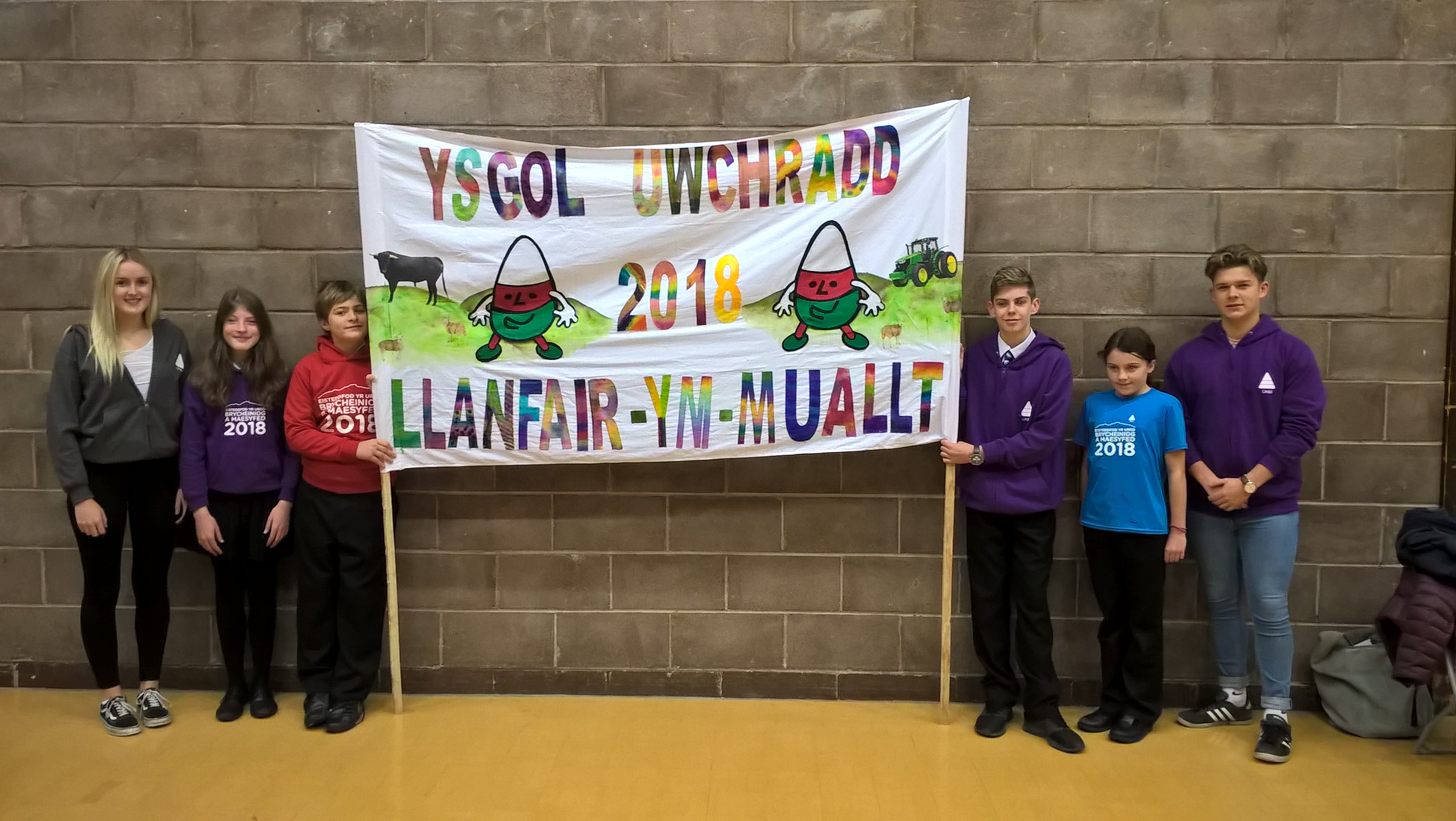 Llongyfarchiadau i Ysgol Uwchradd Llanfair-ym-Muallt am ennill cystadleuaeth creu baner hyrwyddo Eisteddfod yr Urdd