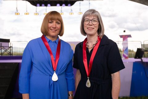 Enillwyr 2022: Helen Medi Williams a Lona Phillips