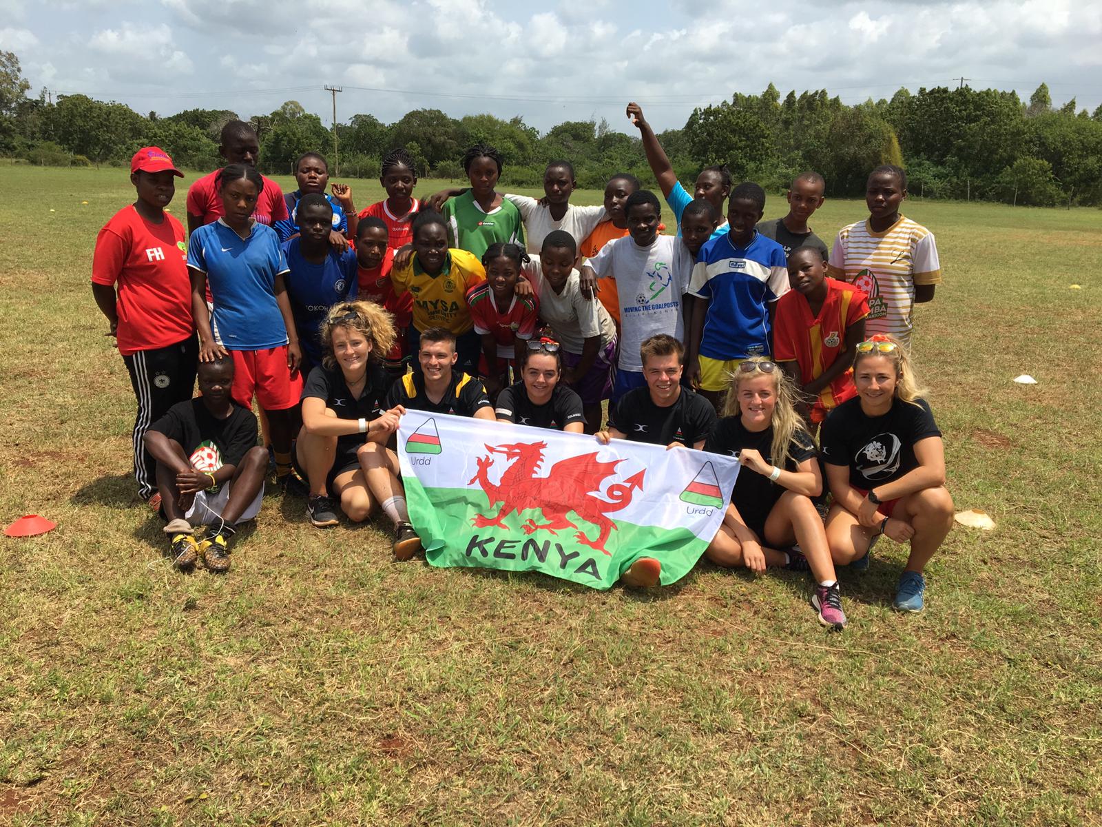 Mared, Ryan, Rhodd, Gethin a Lauren o'r Urdd gydag Elinor Snowsill, Llysgennad United Purpose, a merched o brosiect Moving the Goalposts, Kilifi, Kenya