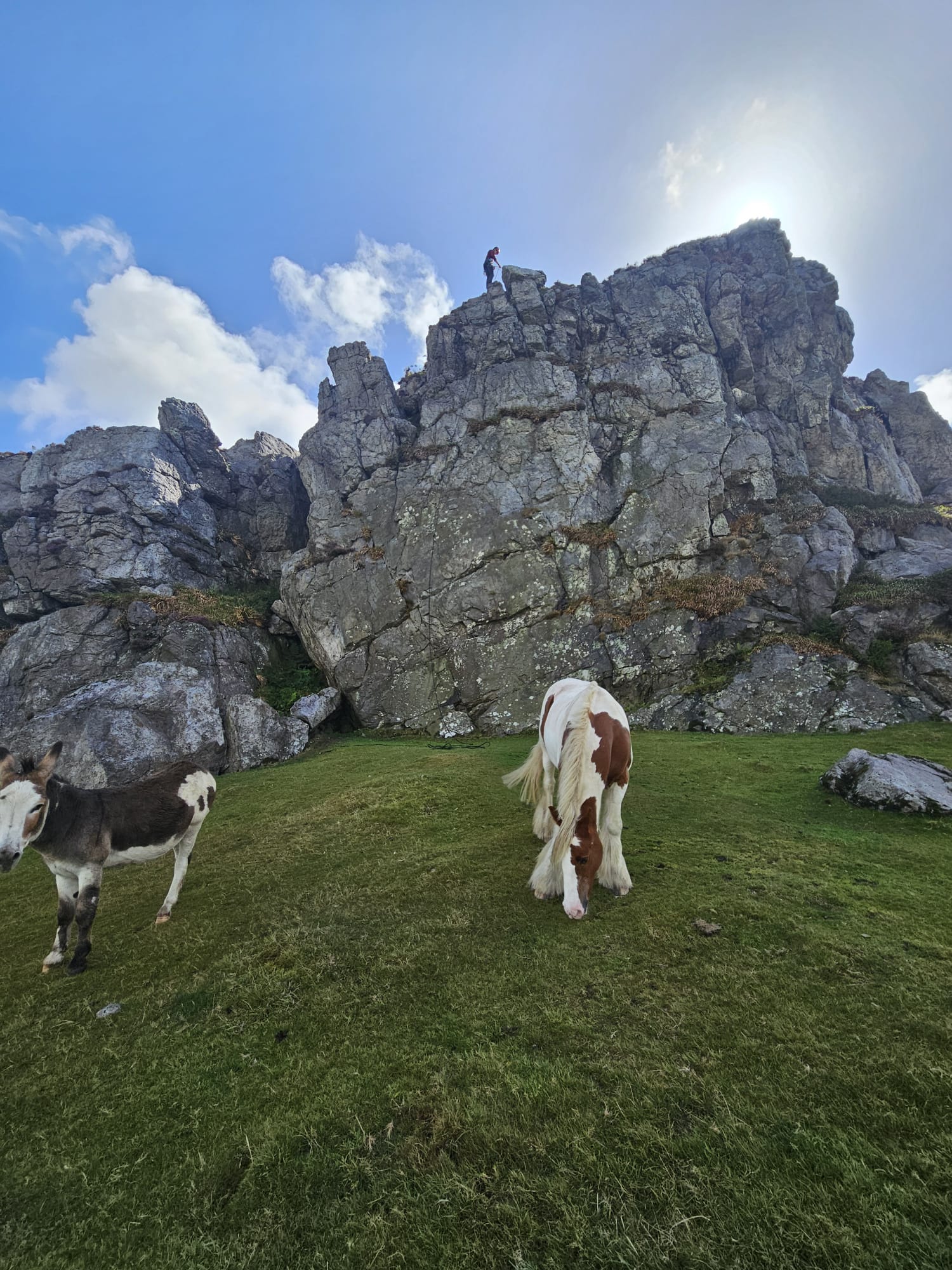 Archwilio Poll Carn yng Ngorllewin Cymru.