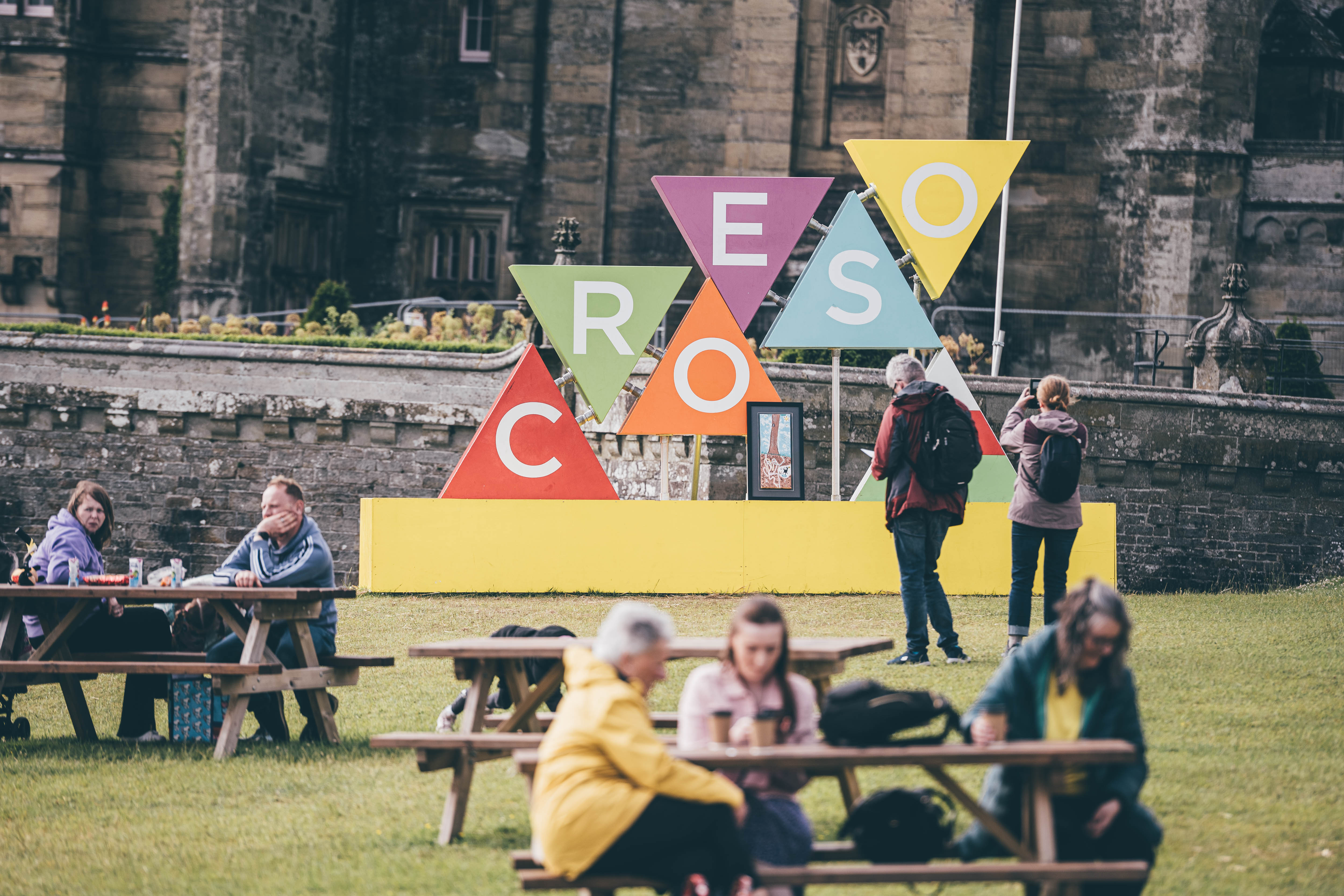 Tocynnau Am Ddim i Deuluoedd Incwm Is